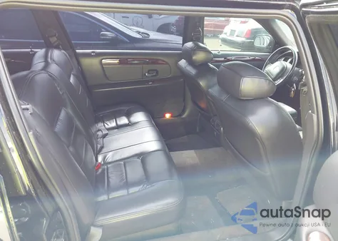 2000 Lincoln Town Car Executive from USA, damaged, VIN 1LJFM81W3YY893971